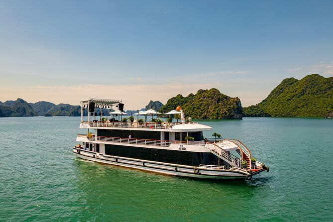 HALONG BAY LUXURY IRIS CRUISE DAY TRIP-BEST SELLER: Kayak, Music - Lunch begins with a wide seafood spread