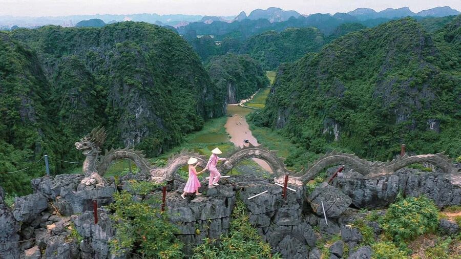 Hanoi: 3-Day Ninh Binh, Ha Long & Bai Tu Long Cruise UNESCO - Day two: the long road to Bai Tu Long Bay