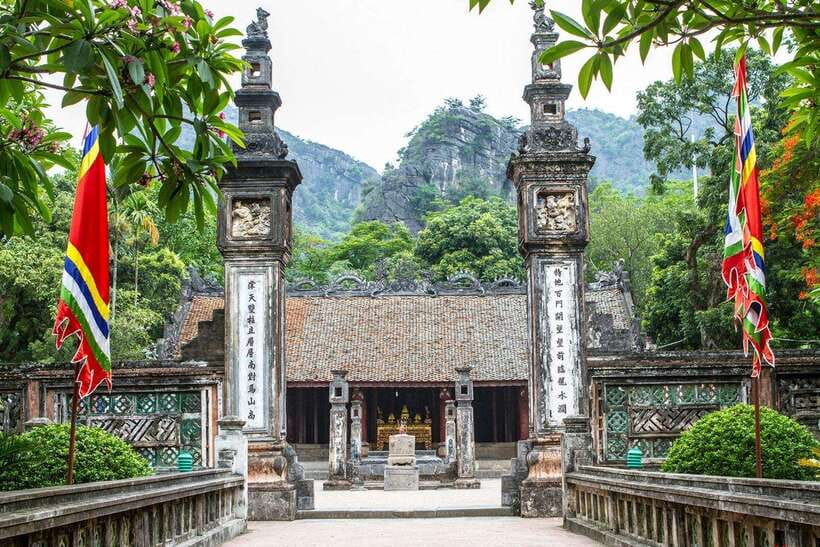Hanoi: 3-Day Ninh Binh, Ha Long, & Lan Ha Bay Luxury Cruise - Day two: From Ninh Binh to the Lan Ha Bay cruise