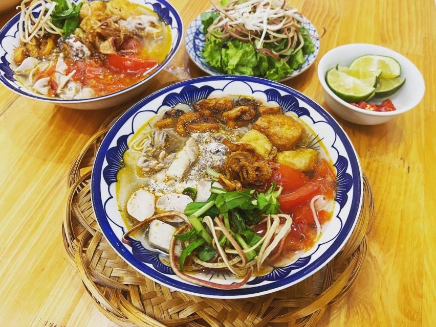 Hanoi: 5 Local Dishes Cooking Class with Meal & Market Visit - Shopping for ingredients at a Hanoi wet market