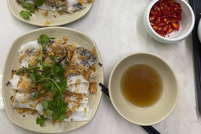 Hanoi: 7 Tasting Street Food Walking Tour and Train Street - Seven Hanoi tastings instead of one ordinary dinner