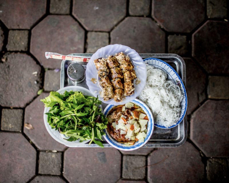 Hanoi: 7 Tastings Street Food Tour with Train Street - Why a guided food walk works in Hanoi