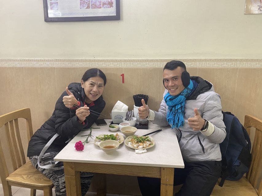 Hanoi: 7 Tastings Street Food Tour with Train Street - The guides make the difference
