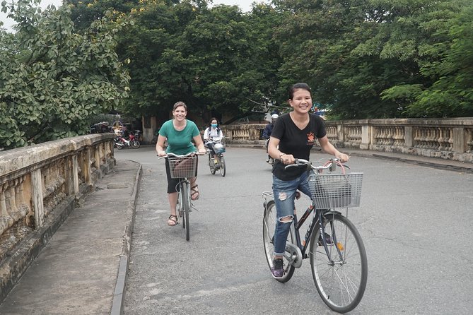 Hanoi Backstreet Bicycle Tour - Market life and the daily shopping stop