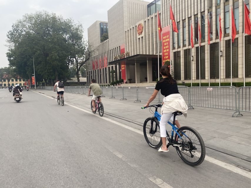 Hanoi: Bike Tour Through Hidden Gems and Banana Island - What guides add to the ride