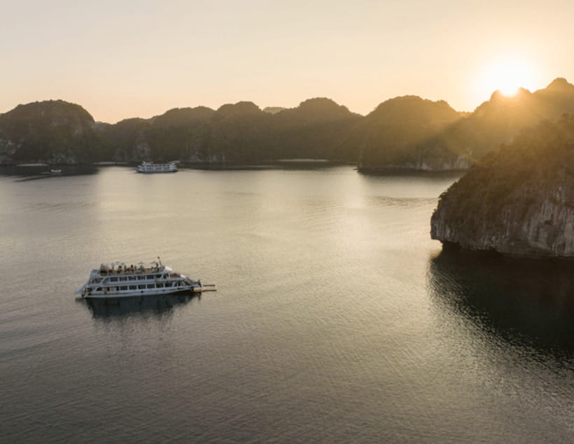 Hanoi: Cat Ba, Lan Ha & Ha Long Bay Luxury Cruise with Lunch - Lunch with local dishes on board