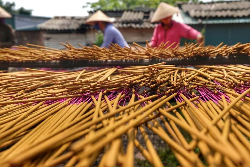 Hanoi: Conical Hat Village & Incense Village SMALL GROUP - Painting a hat you can take home