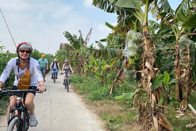 Hanoi Countryside By Bike & Local House and Food Tasting - Meeting residents in Dong Anh