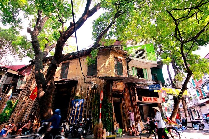 HANOI CULTURAL DISCOVERY TOUR ( "5 in 1" 4 hours - Special Package!) - Hoan Kiem Lake closes the walking circuit