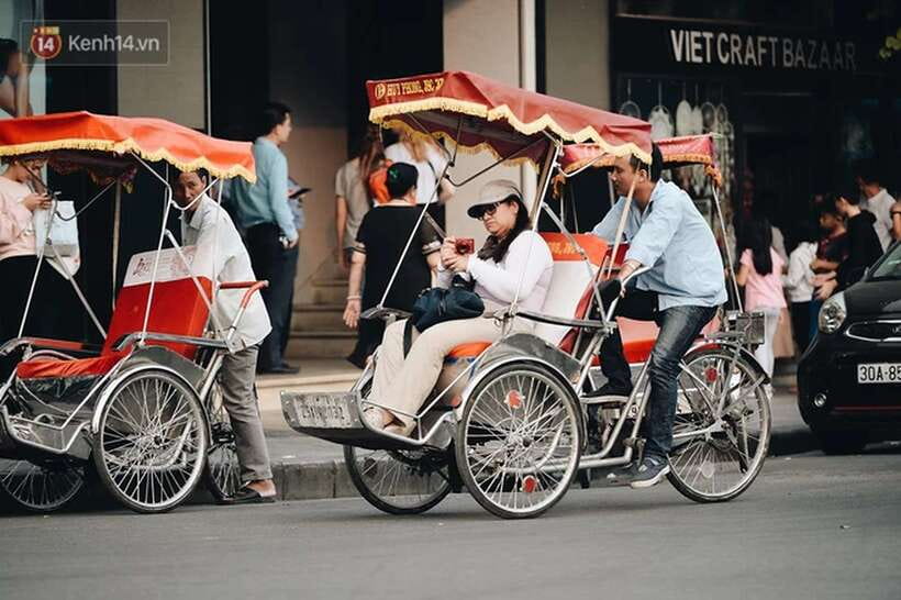 Hanoi: Cyclo the Old Quarter and Egg Coffee Tour - Hoan Kiem Lake and the bridge to Ngoc Son Temple