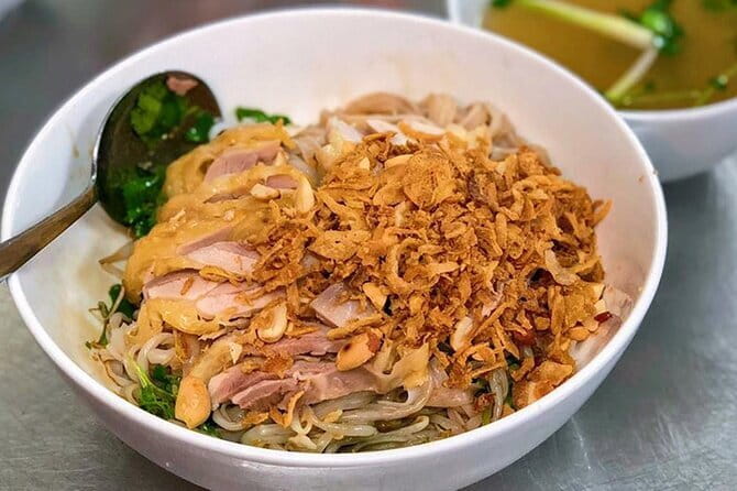 Hanoi Famous Michelin Guided Street Food Tour - Stop two: crisp eel with glass noodles