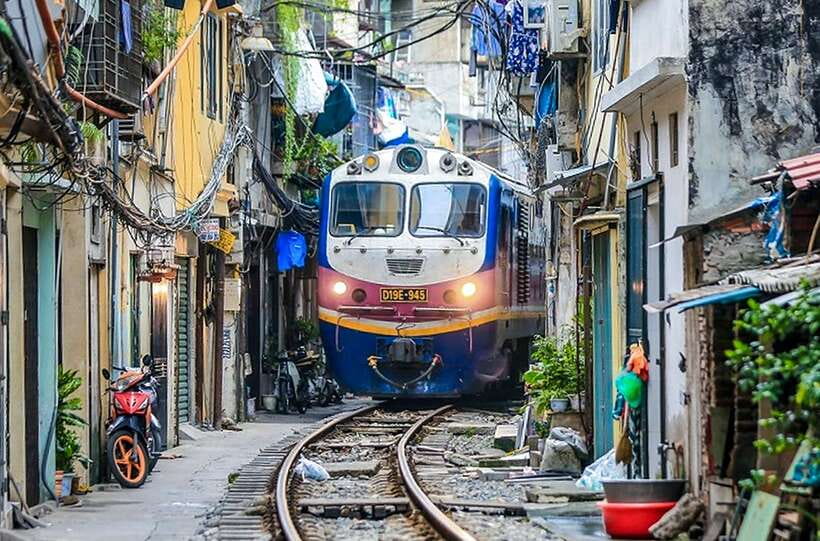 Hanoi: Guided Food Tour with Train Street Visit - Starting on Bat Su Street with Hanoi on the plate