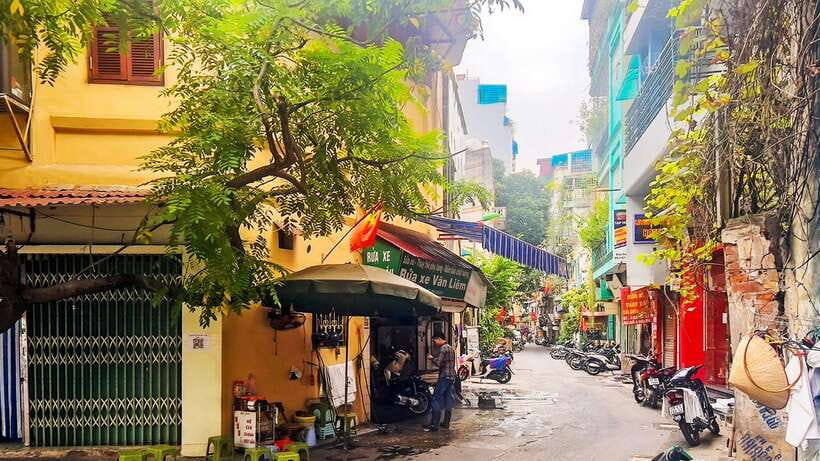 Hanoi: Guided Food Tour with Train Street Visit - Banh mi delivers a compact meal in a baguette