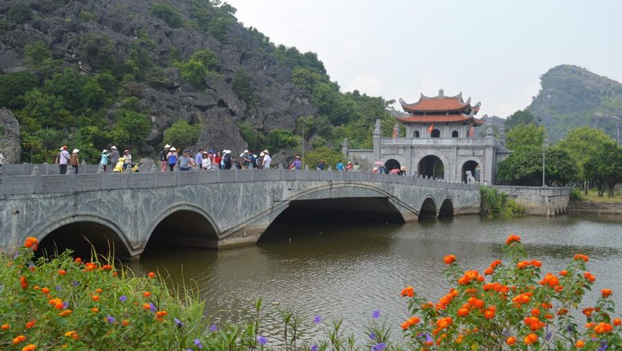 Hanoi: Guided Full-Day Hoa Lu, Trang An and Mua Cave Tour - The morning journey to Hoa Lu