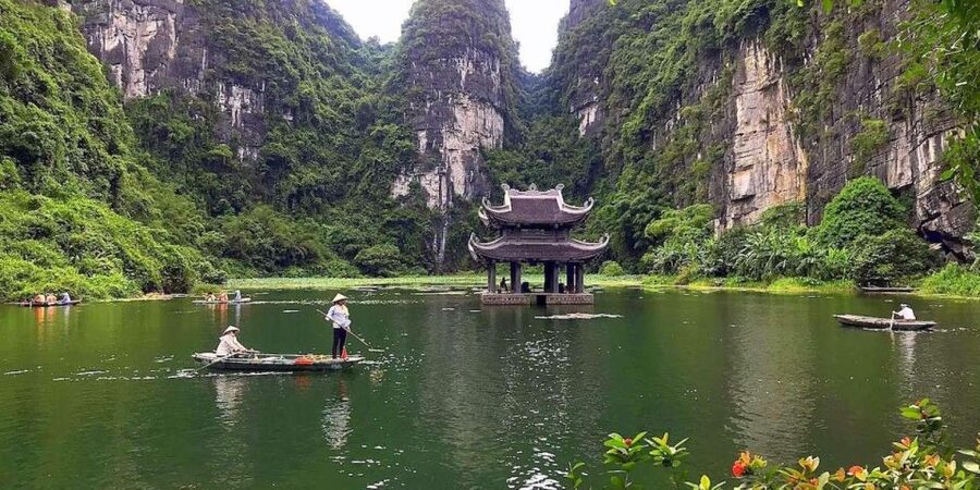 Hanoi: Guided Full-Day Hoa Lu, Trang An and Mua Cave Tour - Guides, organization, and the group experience