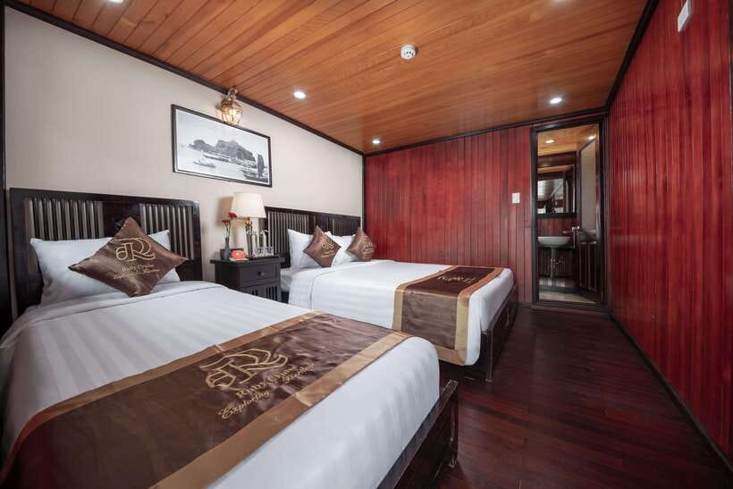 Hanoi: Ha Long Bay 2-Day 1-Night Tour by 4-star Luxury Junk - Kayaking through the Luon Cave area