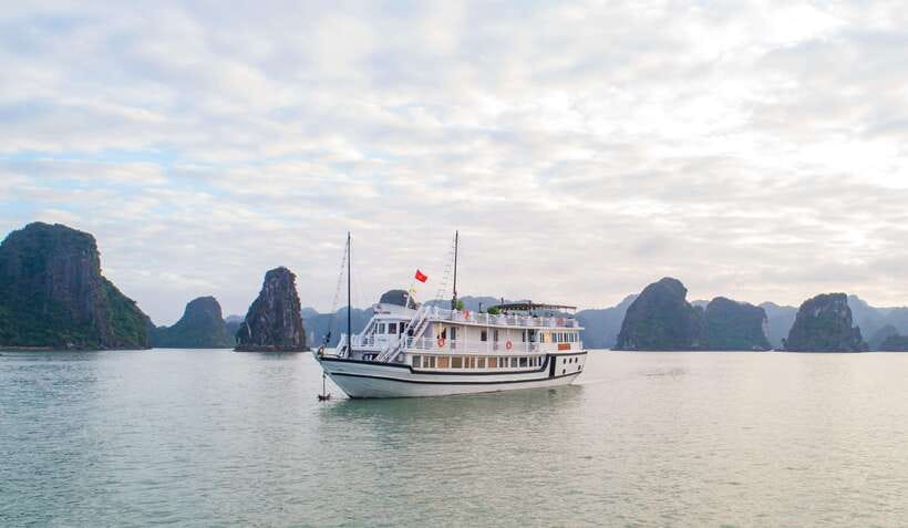 Hanoi: Ha Long Bay 2-Day 1-Night Tour by 4-star Luxury Junk - Titop Island for swimming or a viewpoint hike