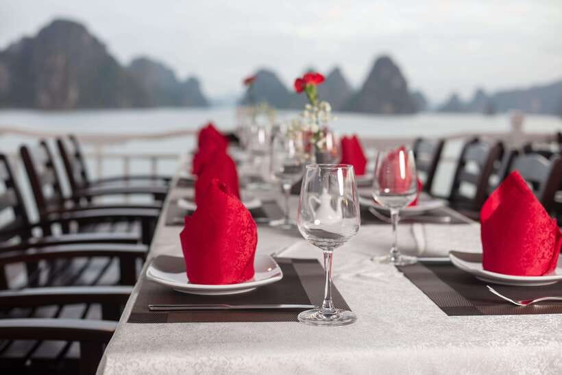 Hanoi: Ha Long Bay 2-Day 1-Night Tour by 4-star Luxury Junk - Sunset, a cooking class, and squid fishing