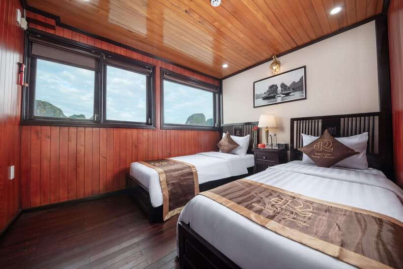 Hanoi: Ha Long Bay 2-Day 1-Night Tour by 4-star Luxury Junk - The final cruise past Ha Long Bay landmarks