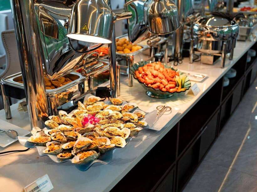 Hanoi: Ha Long Bay Day Trip - Luxury Cruise & Buffet Lunch - Tuan Chau Port and the first views of the bay