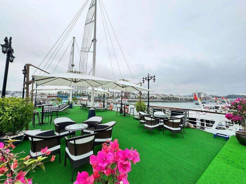 Hanoi: Ha Long Bay Day Trip - Luxury Cruise & Buffet Lunch - Guides, organization, and the human side of the day