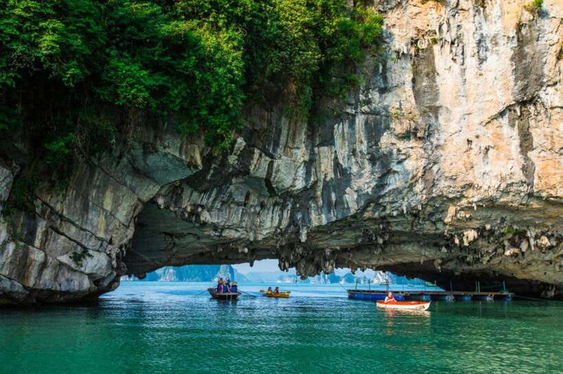 Hanoi/Ha Long: Ha Long Bay Luxury Day Cruise by Catamaran - A Vietnamese lunch while the bay rolls by