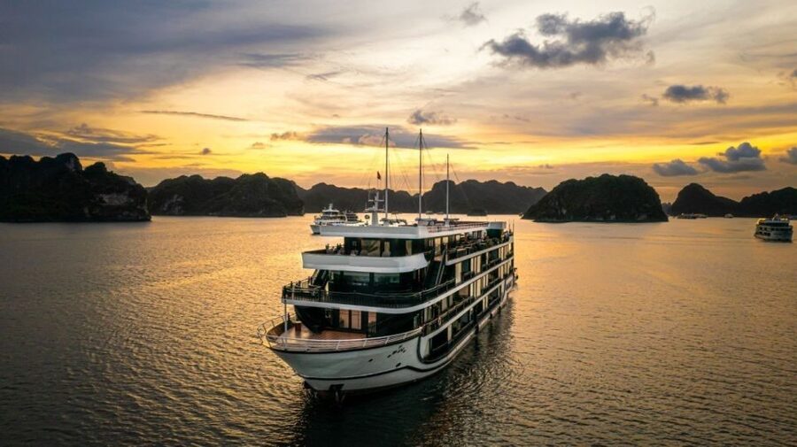 Hanoi: Halong Bay 2-Day 5-Star Balcony Cruise & Bathtub - The balcony cabin and bathtub