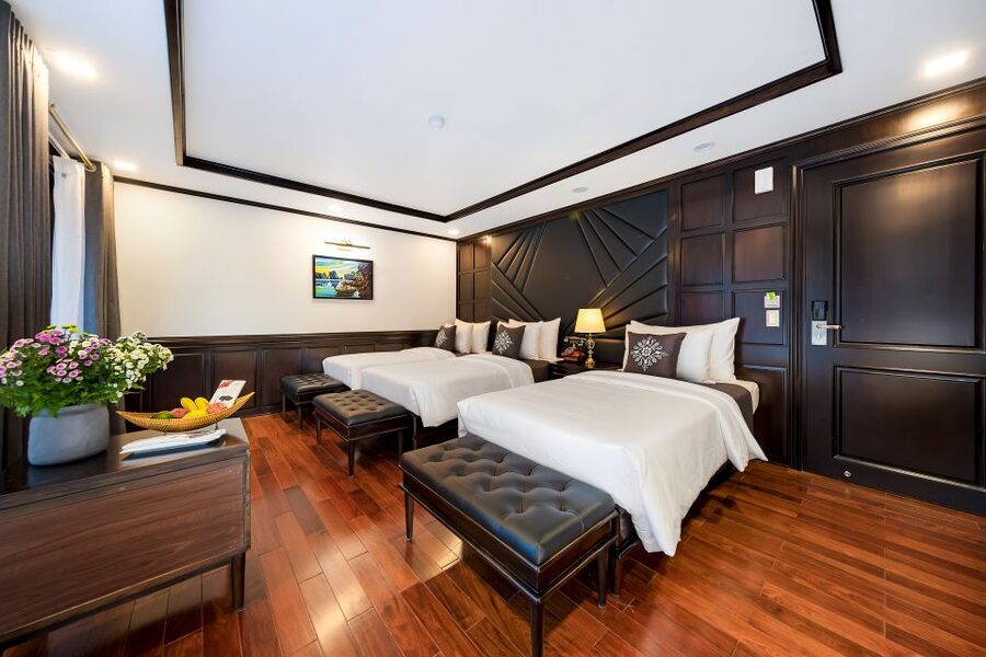 Hanoi: Halong Bay 2-Day 5-Star Balcony Cruise & Bathtub - What the food and service are like