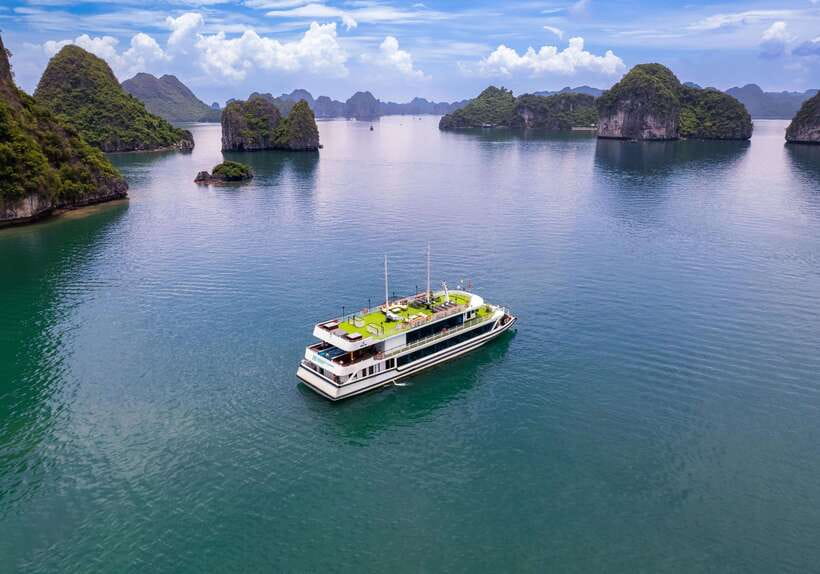 Hanoi: Halong Bay Cruise, Amazing Cave, Titov Island & Kayak - Lunch with Halong Bay outside the window