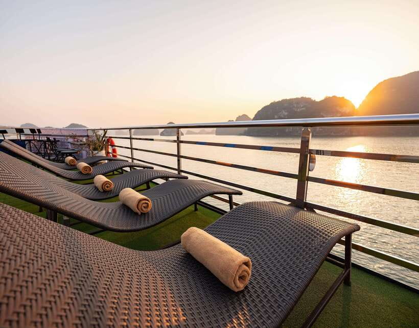 Hanoi: Halong Bay Cruise, Amazing Cave, Titov Island & Kayak - Sung Sot Cave, Halong Bay’s big natural show