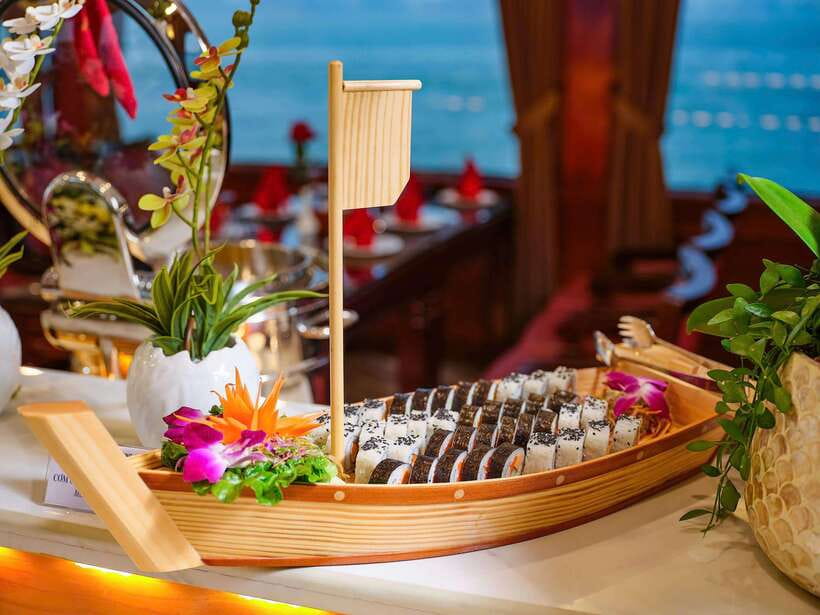 Hanoi: Halong Bay Full-Day Tour with 5-star Diamond Cruise - Lunch with limestone islands outside the window