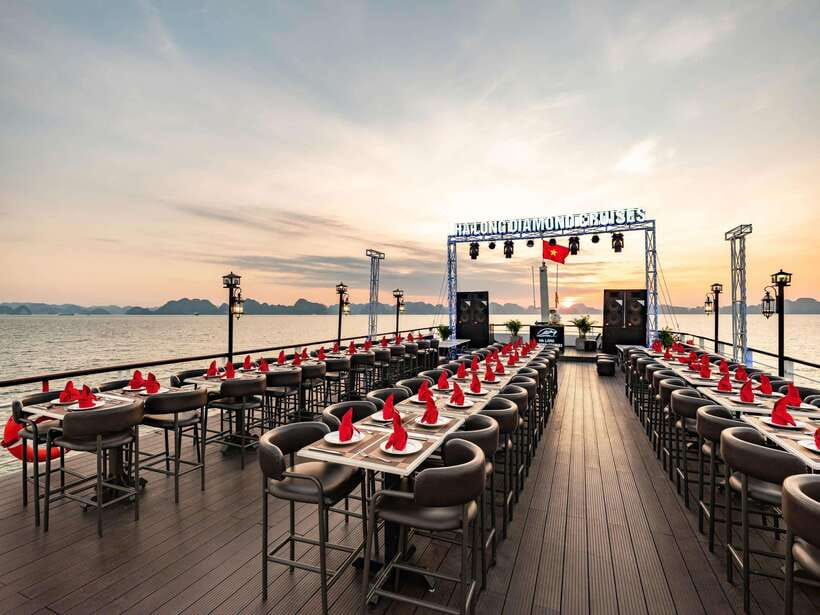 Hanoi: Halong Bay Full-Day Tour with 5-star Diamond Cruise - Entering Surprising Cave after 200 steps