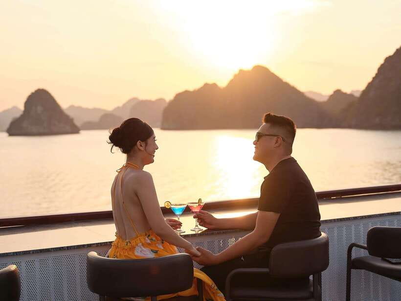 Hanoi: Halong Bay Full-Day Tour with 5-star Diamond Cruise - Titop Island for swimming and the bay view