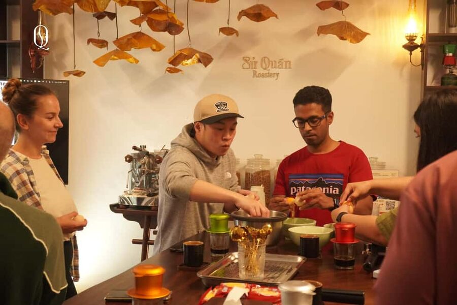 Hanoi: Hands-On 5 Vietnamese Coffees & 3 Local Wines Tasting - How the coffee lesson unfolds