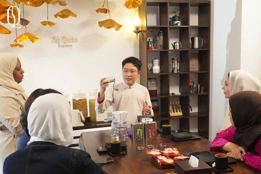 Hanoi: Hands-On 5 Vietnamese Coffees & 3 Local Wines Tasting - Entering the Indochina-style villa
