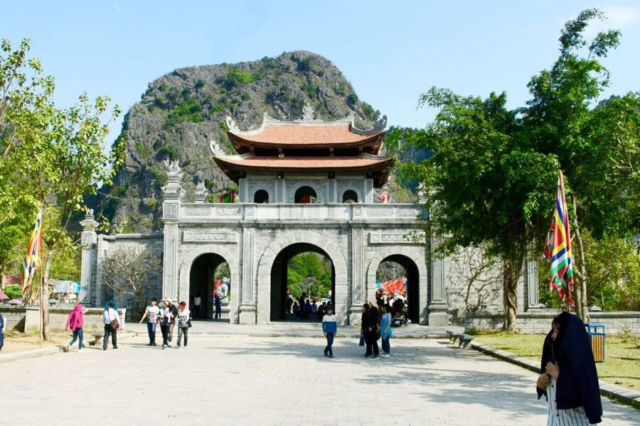 Hanoi: Hoa Lu, Trang An, and Mua Cave Full-Day Trip - A generous local buffet in Ninh Binh