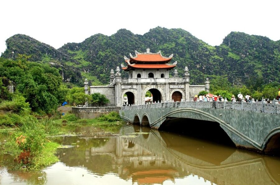 Hanoi: Hoa Lu, Trang An, and Mua Cave Full-Day Trip - The climb at Mua Cave