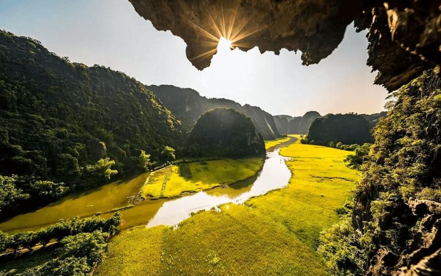 Hanoi: Hoa Lu, Trang An, and Mua Cave Full-Day Trip - Leaving Hanoi’s Old Quarter by coach