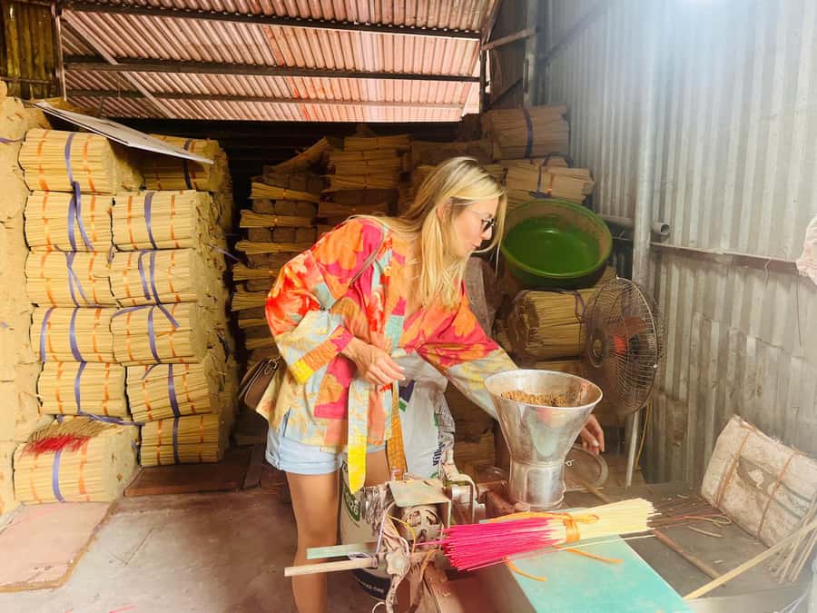 Hanoi: Incense Village, Conical Hat, & City Highlights Tour - Quang Phu Cau and the scent of traditional work