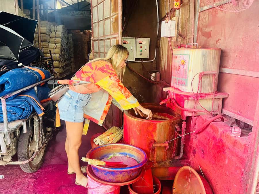 Hanoi: Incense Village, Hat, Lacquer Tour & City Highlights - Guides, group size, and the bus ride