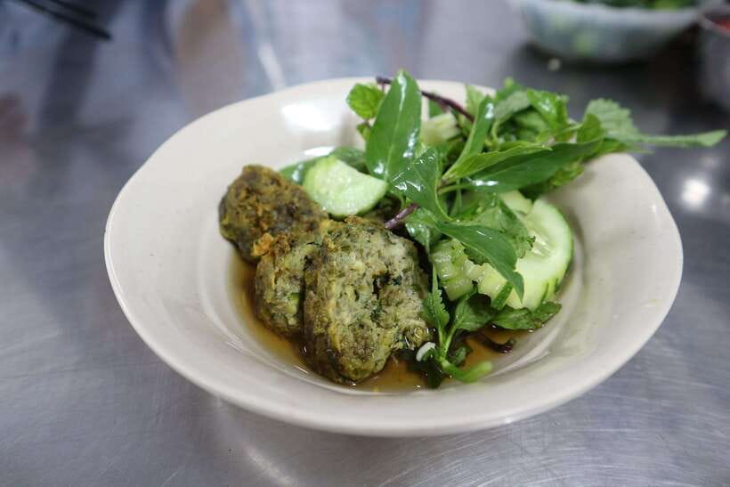 Hanoi: Michelin Guide Street Food Walking Tour - What the guides add beyond the plates