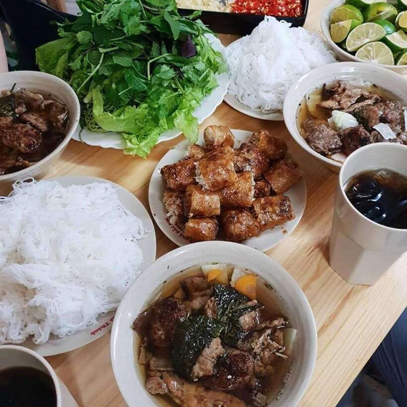 Hanoi: Michelin Guide Street Food Walking Tour - Meeting your guide near Bat Su Street