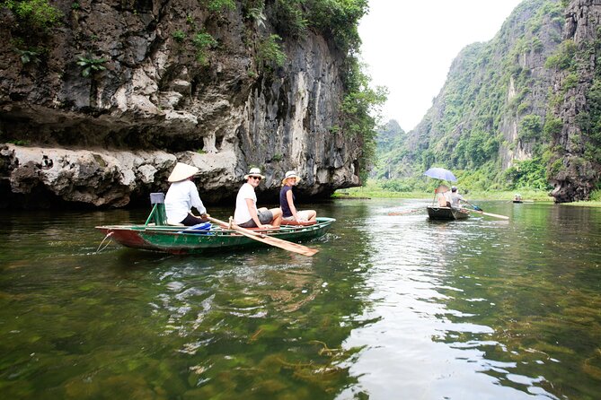 Hanoi, Ninh Binh and Ha Long 6 Day 5 Night Overnight Cruise Tour - Quang Phu Cau shows incense making up close