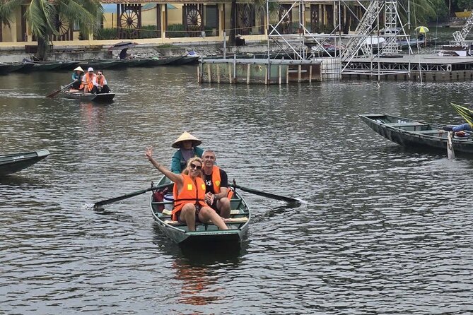 Hanoi to Ninh Binh Day Trip: Mua Cave, Trang An Boat Ride - Lunch - The guide and group experience