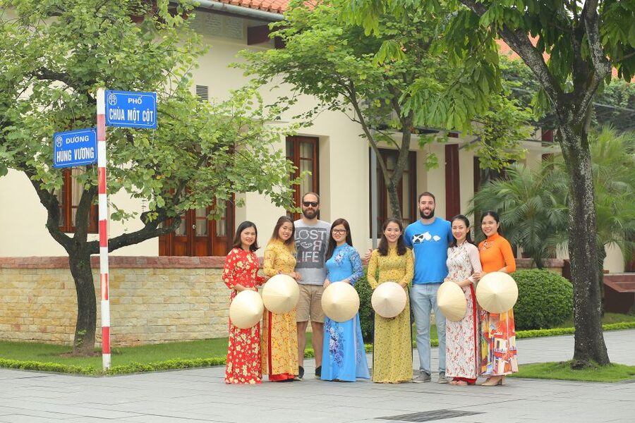 Hanoi: Traditional Ao Dai Dress and Non La Hat Rental - Why an Ao Dai makes sense in Hanoi
