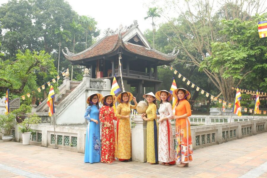 Hanoi: Traditional Ao Dai Dress and Non La Hat Rental - Building your own route from the lake to Long Bien Bridge