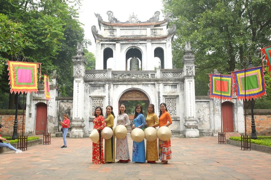 Hanoi: Traditional Ao Dai Dress and Non La Hat Rental - What the 24-hour rental changes