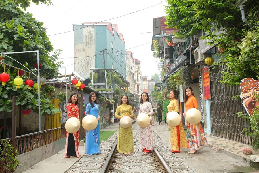 Hanoi: Traditional Ao Dai Dress and Non La Hat Rental - Practical concerns about fit, storage, and clothing condition