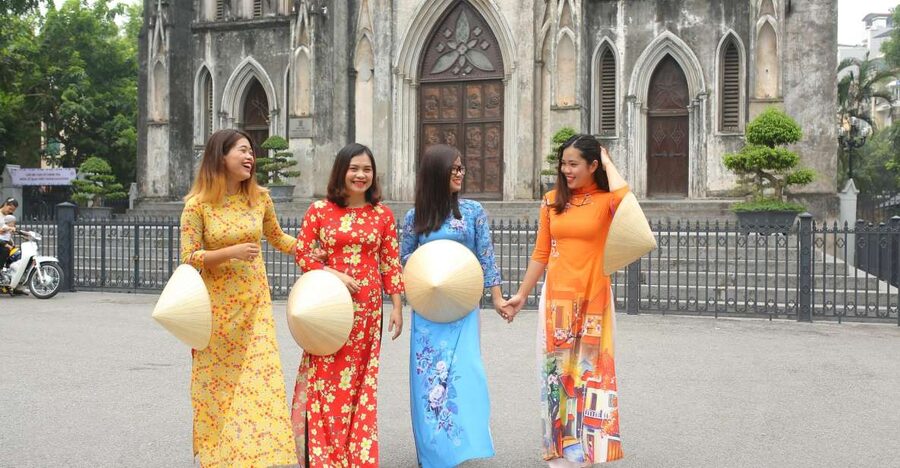 Hanoi: Traditional Ao Dai Dress and Non La Hat Rental - Collecting the outfit on Bat Su Street