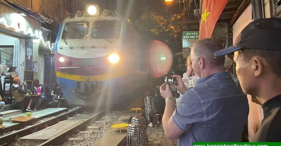 Hanoi Train Street +Best Street Food eating in old quarter - Chè, a sweet finish before the railway